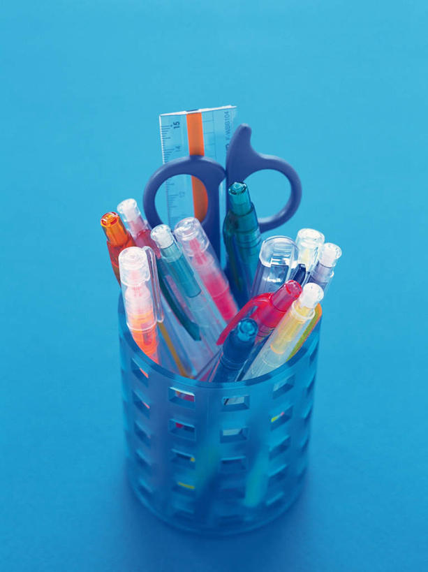 无人,竖图,俯视,室内,特写,白天,桌子,静物,笔筒,许多,修剪,蓝色背景,朦胧,模糊,笔,工具,剪刀,办公用品,圆珠笔,文具,学习用品,裁剪,文具用品,剪子,剪裁,切割,彩图,高角度拍摄