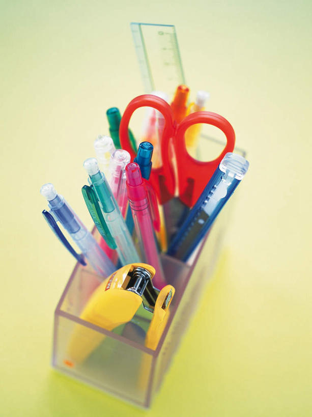 无人,竖图,俯视,室内,特写,白天,桌子,静物,笔筒,连接,黄色背景,组合,朦胧,模糊,笔,塑料,办公用品,刀具,订书机,文具,塑料制品,学习用品,刀,链接,文具用品,装订,拼接,杠杆,拼凑,胶布,透明胶,订书器,拼合,凑集,聚合,撮合,链结,缝合,裁纸刀,封箱器,胶带座,黏胶,粘胶器,彩图,高角度拍摄