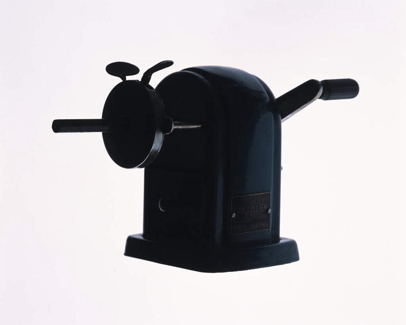 无人,横图,室内,特写,白天,白色背景,正面,桌面,静物,一把,阴影,朦胧,模糊,反射,影子,办公用品,背光,文具,学习用品,摄影,影棚,文具用品,卷笔刀,逆光,削笔刀,削笔机,彩图,影棚拍摄,拍摄