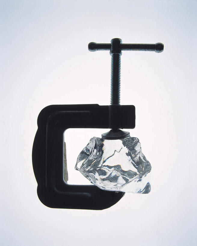 无人,竖图,室内,特写,白天,白色背景,正面,装修,建筑,静物,玻璃,一把,一块,朦胧,模糊,测量,刻度,背光,玻璃制品,尺,摄影,影棚,测量工具,尺子,逆光,量具,量仪,螺旋测微器,千分尺,彩图,影棚拍摄,拍摄