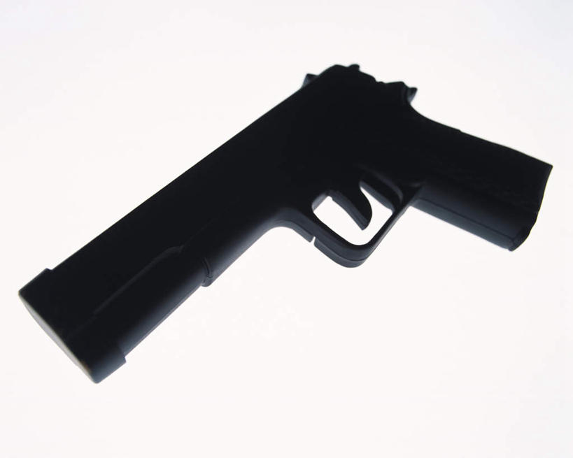 无人,横图,俯视,室内,特写,白天,白色背景,竞争,桌面,静物,一把,对抗,朦胧,模糊,冲突,枪,背光,破坏,黑色,武器,战争,摄影,手枪,影棚,损坏,攻击,威胁,玩具枪,对立,矛盾,兵器,防御,逆光,敌对,挫败,斗争,抗拒,抗衡,杀伤,威慑,危险,彩图,高角度拍摄,影棚拍摄,拍摄