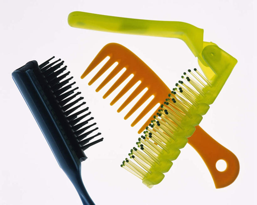 无人,横图,俯视,室内,特写,白天,白色背景,桌面,静物,朦胧,模糊,工具,三把,背光,梳子,黄色,绿色,黑色,摄影,影棚,逆光,发梳,美发工具,彩图,高角度拍摄,影棚拍摄,拍摄