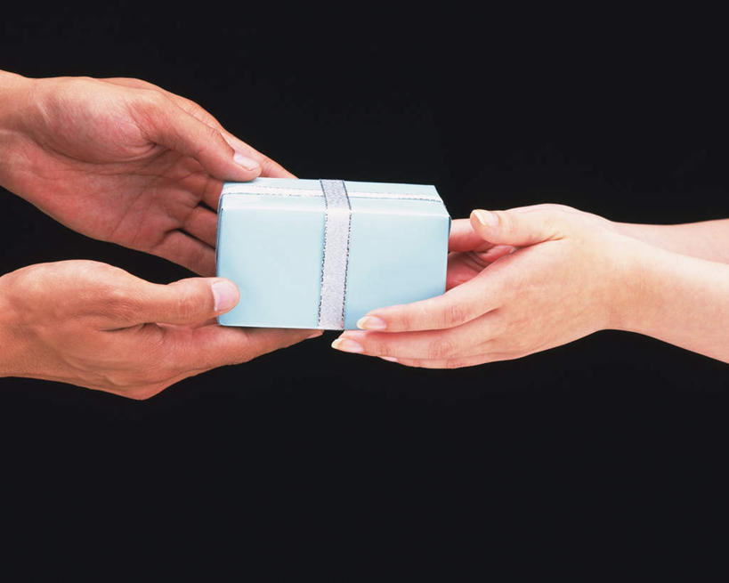 东方人,手,两个人,横图,室内,白天,正面,爱情,礼盒,礼物,亚洲,双手,递,握,黑色背景,纸盒,浪漫,拿,拿着,黄种人,盒子,一个,包装盒,礼品盒,温暖,温馨,手部,恩爱,握着,恋人,摄影,礼品,影棚,单个,和睦,男人,男性,年轻男性,年轻女性,女人,女性,亚洲人,情侣,半身,彩图,影棚拍摄,拍摄,伴侣,融洽