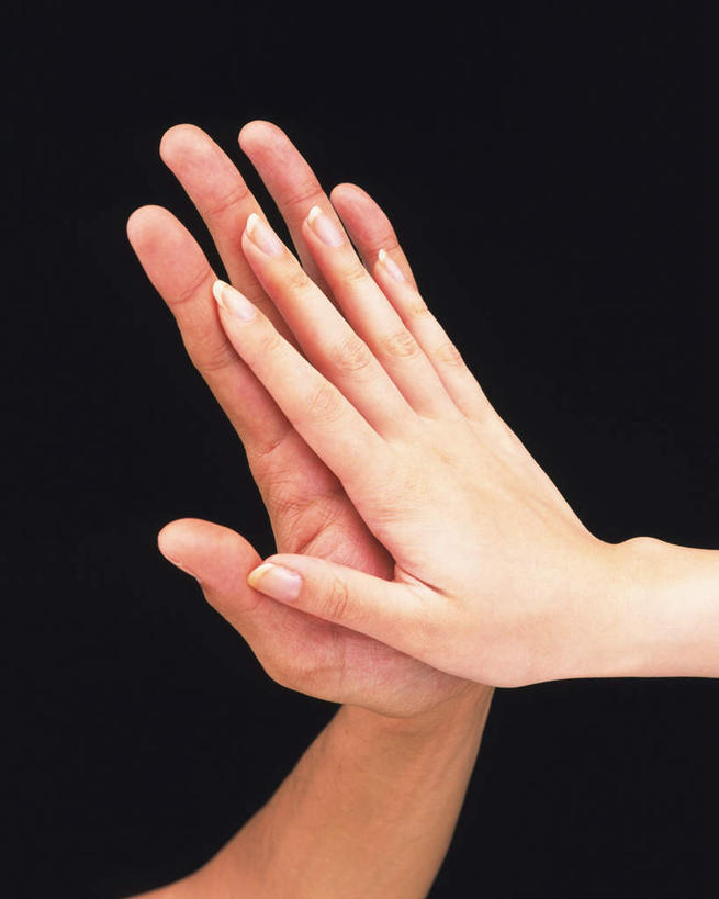 东方人,手,两个人,竖图,室内,白天,正面,爱情,亚洲,双手,黑色背景,浪漫,黄种人,温暖,温馨,手部,比较,恩爱,恋人,叠放,摄影,影棚,和睦,碰,男人,男性,年轻男性,年轻女性,女人,女性,亚洲人,情侣,半身,彩图,影棚拍摄,拍摄,伴侣,融洽