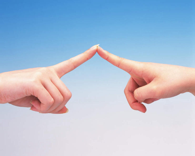 东方人,手,两个人,伙伴,朋友,举,横图,室内,白天,白色背景,侧面,友谊,亚洲,双手,点,黄种人,托,手部,摄影,影棚,食指,碰,友情,年轻女性,女人,女性,亚洲人,举起,举手,举着,向上举,向上伸,向上托,半身,彩图,影棚拍摄,拍摄