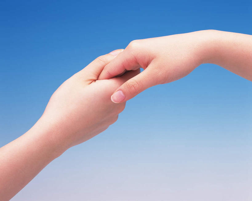 东方人,手,两个人,伙伴,朋友,握手,横图,俯视,室内,白天,友谊,亚洲,蓝色背景,黄种人,温暖,温馨,手部,摄影,影棚,单手,关爱,亲情,友情,年轻女性,女人,女性,亚洲人,搀手,拉手,手搀手,手拉手,手牵手,手握手,半身,彩图,高角度拍摄,影棚拍摄,拍摄