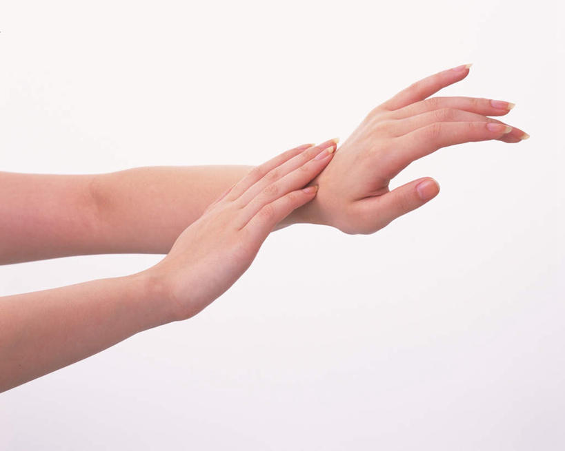 东方人,手,一个人,举,横图,室内,白天,白色背景,侧面,亚洲,双手,仅一个年轻女性,仅一个女性,仅一个人,握,摊开,黄种人,托,手部,握着,摄影,影棚,年轻女性,女人,女性,亚洲人,举起,举手,举着,向上举,向上伸,向上托,半身,彩图,影棚拍摄,拍摄