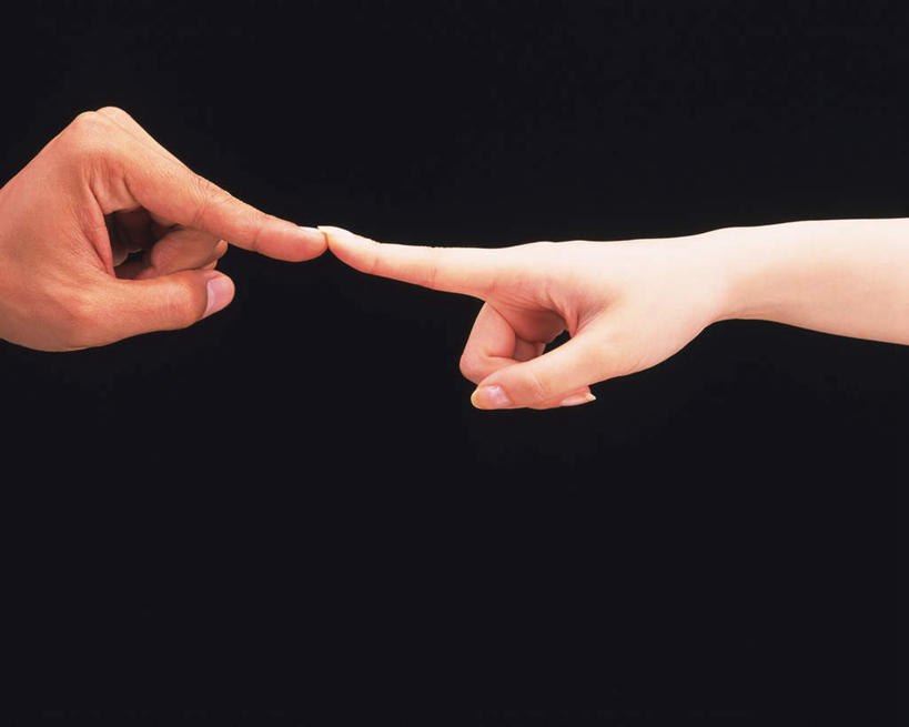 东方人,手,两个人,夫妻,横图,室内,白天,侧面,爱情,亚洲,黑色背景,点,浪漫,黄种人,手部,恩爱,恋人,摄影,影棚,单手,食指,碰触,男人,男性,年轻男性,年轻女性,女人,女性,亚洲人,夫妇,情侣,半身,彩图,影棚拍摄,拍摄,伴侣