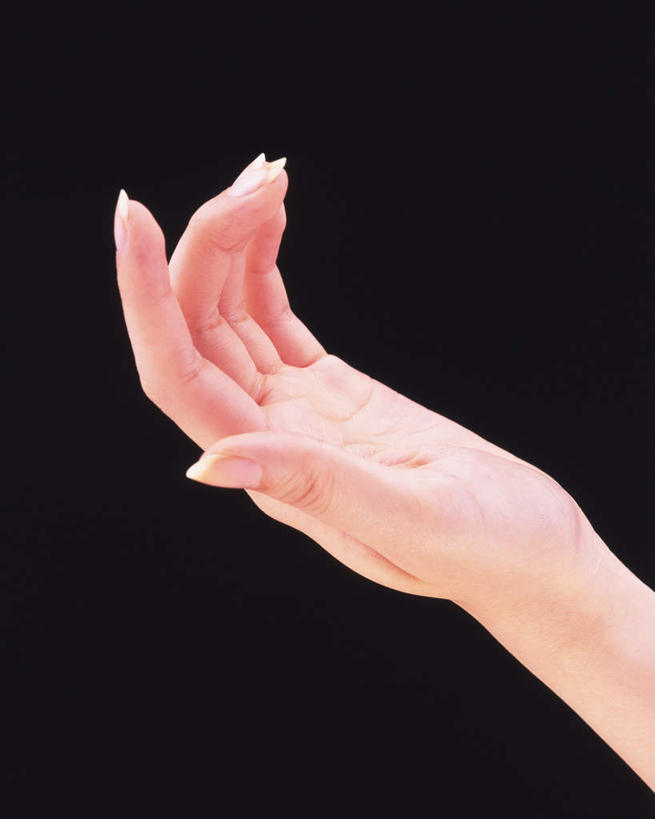 东方人,手,一个人,举,竖图,室内,白天,正面,亚洲,仅一个年轻女性,仅一个女性,仅一个人,黑色背景,摊开,黄种人,托,手部,摄影,影棚,单手,年轻女性,女人,女性,亚洲人,举起,举手,举着,向上举,向上伸,向上托,半身,彩图,影棚拍摄,拍摄