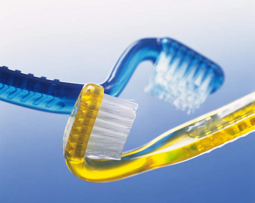 无人,横图,俯视,室内,特写,白天,静物,阴影,蓝色背景,朦胧,模糊,弯曲,透明,光线,牙刷,影子,扭曲,两个,黄色,蓝色,日用品,清洁,弧度,洗漱,摄影,影棚,洗漱用品,卫生,用具,彩图,高角度拍摄,影棚拍摄,拍摄