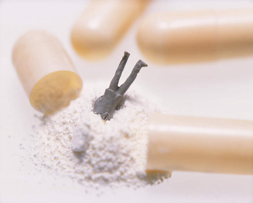 无人,横图,俯视,室内,特写,白天,白色背景,安全,桌子,静物,雕塑,艺术,装饰,雕刻,雕像,粉末,玩偶,药剂,药丸,防护,药片,一个,药品,工艺品,粉,治疗,摄影,影棚,单个,纪念,保护,药物,美术,医疗,主题,保险,预防,陈列,功能,美学,粉状,粉剂,埋葬,漆雕,平安,彩图,高角度拍摄,影棚拍摄,拍摄