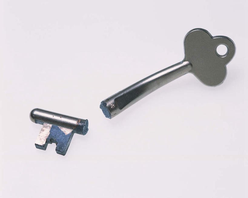 无人,横图,俯视,室内,特写,白天,白色背景,安全,桌面,静物,金属制品,阴影,光线,金属,影子,防护,钥匙,破损,一个,断裂,摄影,影棚,单个,保护,损坏,开启,封闭,保险,私密,保全,周全,安稳,安定,防盗,平安,彩图,高角度拍摄,影棚拍摄,拍摄