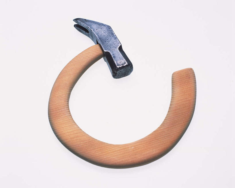 无人,横图,俯视,室内,特写,白天,白色背景,桌子,静物,金属制品,敲打,弯曲,金属,锤子,工具,榔头,摄影,影棚,木棍,五金,变形,紧固,矫正,塑形,牢固,彩图,高角度拍摄,影棚拍摄,拍摄