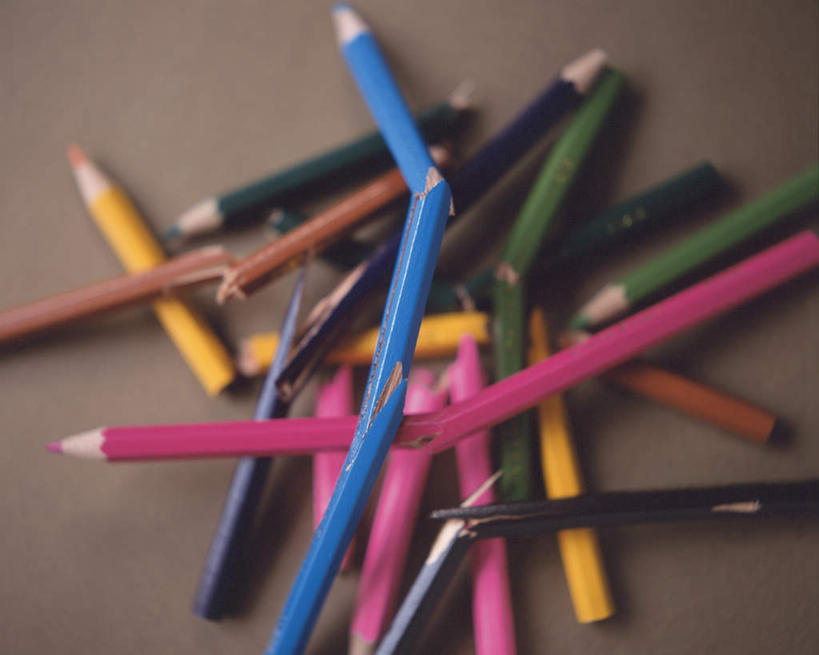 无人,横图,俯视,室内,特写,白天,桌子,静物,一堆,许多,堆叠,堆积,灰色背景,朦胧,模糊,笔,办公用品,破坏,破损,文具,铅笔,学习用品,断裂,摄影,影棚,堆,文具用品,损坏,彩图,高角度拍摄,影棚拍摄,拍摄