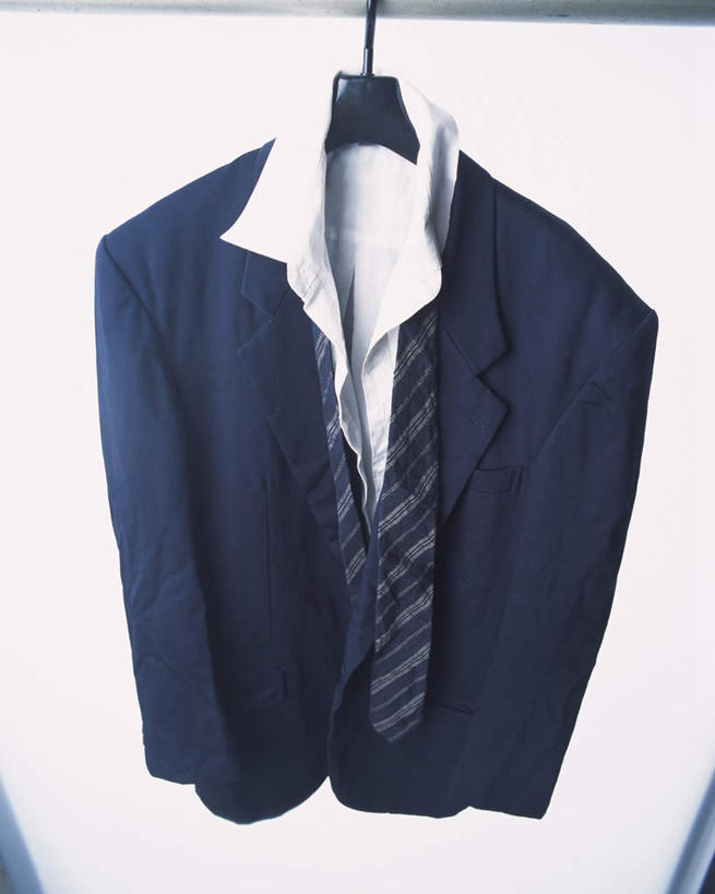 无人,竖图,俯视,室内,特写,白天,白色背景,衬衫,西装,静物,衣架,晾晒,悬挂,套装,正装,领带,职业装,衣服,摄影,影棚,一套,挂衣架,晾衣架,彩图,高角度拍摄,影棚拍摄,衬衣,拍摄