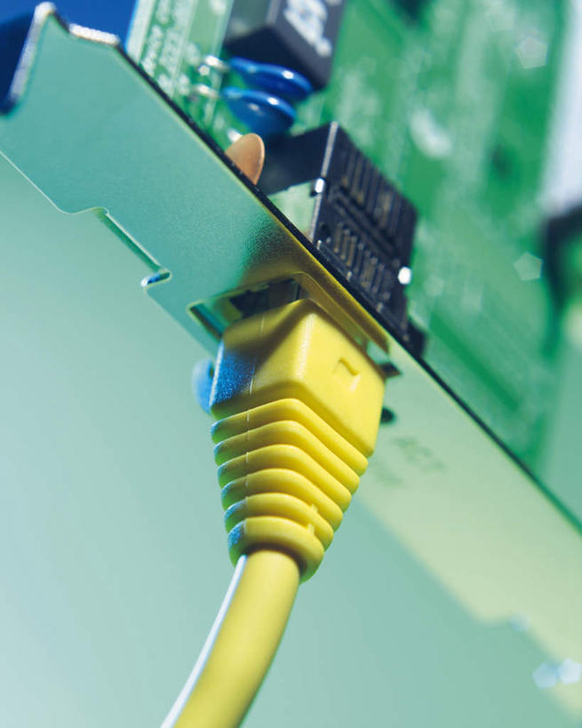 无人,竖图,俯视,室内,特写,白天,白色背景,通讯,数据,静物,阴影,朦胧,模糊,反射,传输,主板,影子,线路,一个,黄色,摄影,USB接口,通用串行总线,影棚,单个,接口,网线,线路板,端口,水晶头,母板,线缆,彩图,高角度拍摄,影棚拍摄,拍摄