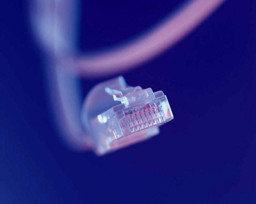 无人,横图,俯视,室内,特写,白天,通讯,数据,静物,阴影,蓝色背景,朦胧,模糊,反射,传输,影子,一个,粉色,摄影,USB接口,通用串行总线,影棚,单个,接口,网线,端口,水晶头,线缆,彩图,高角度拍摄,影棚拍摄,拍摄