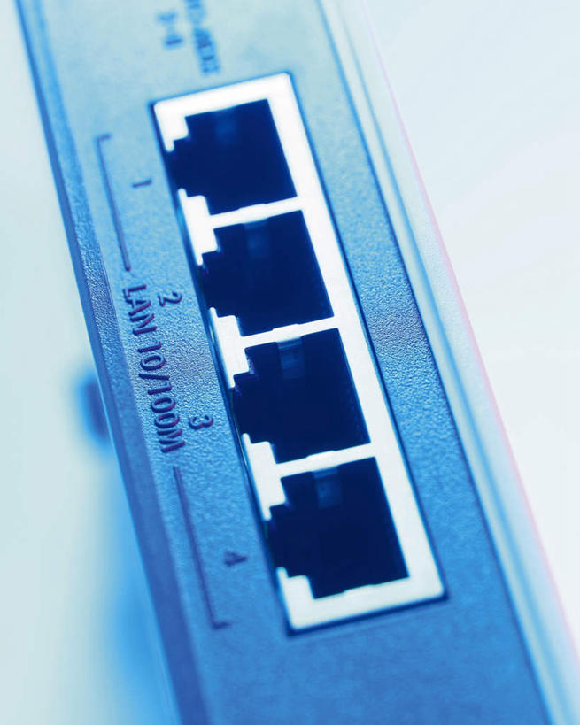 无人,竖图,俯视,室内,特写,白天,白色背景,电脑,笔记本电脑,数据,静物,一排,阴影,朦胧,模糊,整齐,反射,传输,网络,英文,标志,文字,影子,字符,字母,通讯设备,标识,排列,摄影,USB接口,通用串行总线,影棚,英文字母,接口,无线,端口,队列,插口,通信设备,无线网络,无线上网,便携式电脑,手提电脑,彩图,高角度拍摄,影棚拍摄,拍摄