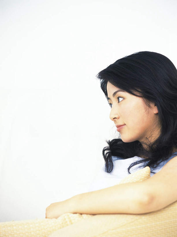 东方人,头发,一个人,笑,微笑,竖图,室内,白天,白色背景,侧面,沙发,亚洲,仅一个年轻女性,仅一个女性,仅一个人,注视,黄种人,黑色,观察,看,靠,靠着,思考,考虑,摄影,影棚,观看,察看,关注,布艺沙发,年轻女性,女人,女性,亚洲人,长发,半身,彩图,影棚拍摄,拍摄