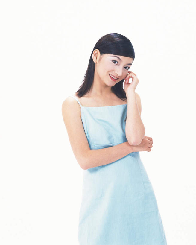 东方人,一个人,站,笑,微笑,露齿笑,竖图,室内,白天,白色背景,正面,裙子,亚洲,仅一个年轻女性,仅一个女性,仅一个人,一条,撑,连衣裙,服装,托腮,注视,休闲装,黄种人,衣服,蓝色,观察,看,托,站着,休闲,休闲服,抱胸,摄影,服饰,影棚,观看,察看,关注,托下巴,年轻女性,女人,女性,亚洲人,长发,站立,半身,彩图,影棚拍摄,拍摄