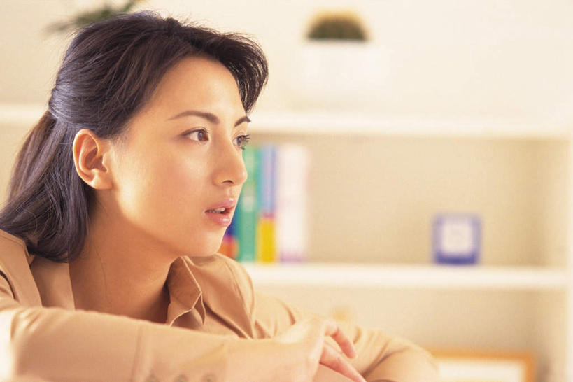 东方人,一个人,横图,室内,白天,侧面,衬衫,植物,书架,书籍,亚洲,仅一个年轻女性,仅一个女性,仅一个人,一排,许多,撑,惊讶,整齐,盆栽,盆景,注视,职业装,黄种人,排列,绿色,自然,观察,看,生长,成长,观看,吃惊,察看,撑着,队列,关注,年轻女性,女人,女性,亚洲人,书,图书,半身,彩图,衬衣