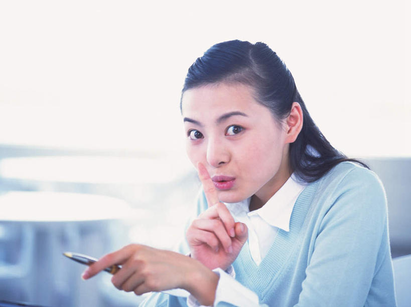 东方人,眼睛,眉毛,睫毛,一个人,坐,笑,微笑,露齿笑,横图,室内,白天,侧面,亚洲,瞳孔,仅一个年轻女性,仅一个女性,仅一个人,指,服装,朦胧,模糊,笔,办公用品,注视,休闲装,黄种人,方向,文具,衣服,学习用品,观察,看,手势,休闲,休闲服,眼部,服饰,观看,文具用品,察看,指向,关注,小声,轻声,年轻女性,女人,女性,亚洲人,长发,睫,眉,眼,眼睫毛,眼眉,坐着,半身,彩图,眼眉毛