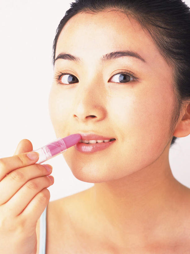 东方人,脸,头,眼睛,脸颊,眉毛,睫毛,一个人,笑,微笑,竖图,室内,特写,白天,白色背景,正面,亚洲,瞳孔,仅一个年轻女性,仅一个女性,仅一个人,涂,握,拿,拿着,涂抹,吊带衫,黄种人,唇彩,口红,握着,眼部,摄影,影棚,一支,年轻女性,女人,女性,亚洲人,头部,睫,脸部,脸蛋,眉,面部,眼,眼睫毛,眼眉,半身,彩图,影棚拍摄,拍摄,眼眉毛