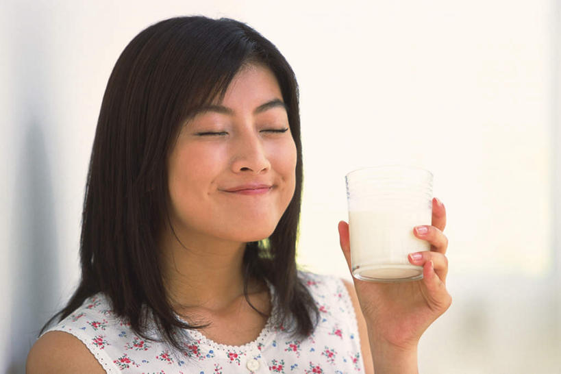 牛奶,东方人,脸,头,脸颊,手,酒窝,一个人,闭眼,笑,微笑,露齿笑,横图,室内,特写,白天,正面,杯子,亚洲,仅一个年轻女性,仅一个女性,仅一个人,喝,握,服装,朦胧,模糊,饮品,一杯,营养,拿,拿着,休闲装,黄种人,肩膀,玻璃制品,饮料,衣服,水杯,休闲,手部,休闲服,握着,服饰,单手,碎花,乳制品,奶,安神,年轻女性,女人,女性,亚洲人,头部,脸部,脸蛋,面部,玻璃杯,闭眼睛,闭着眼,闭着眼睛,半身,彩图