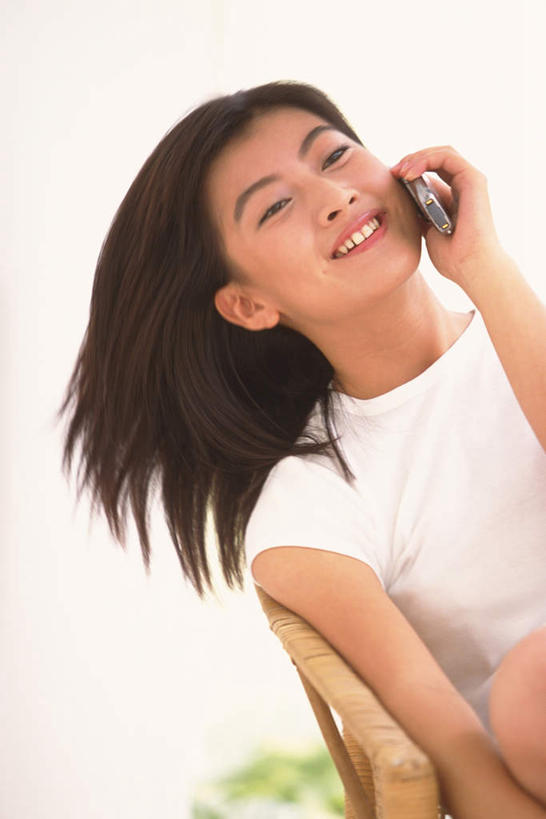 东方人,一个人,抱,笑,说,打电话,微笑,露齿笑,竖图,室内,白天,正面,讨论,植物,电话,手机,椅子,亚洲,仅一个年轻女性,仅一个女性,仅一个人,服装,藤椅,休闲装,黄种人,通讯设备,衣服,绿色,白色,休闲,休闲服,飘,服饰,抱着,搂着,交流,年轻女性,女人,女性,亚洲人,沟通,怀抱,讲话,交谈,搂,搂抱,商讨,说话,谈话,通话,相抱,拥抱,半身,彩图