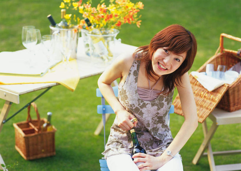 红酒,东方人,一个人,坐,拉,横图,俯视,室外,白天,旅游,度假,草地,草坪,植物,餐桌,桌子,杯子,椅子,亚洲,仅一个年轻女性,仅一个女性,仅一个人,一把,一块,一张,许多,用力,开,服装,时间,篮子,时钟,手表,酒类,计时,红酒瓶,注视,休闲装,黄种人,娱乐,玻璃制品,酒,酒瓶,草,饮料,衣服,绿色,玻璃瓶,瓶子,水杯,竹篮,钟表,观察,看,享受,休闲,休闲服,表,放松,服饰,餐台,观看,拔,腕表,察看,一瓶,关注,使劲,年轻女性,女人,女性,亚洲人,玻璃杯,钟,坐着,半身,彩图,高角度拍摄,派对