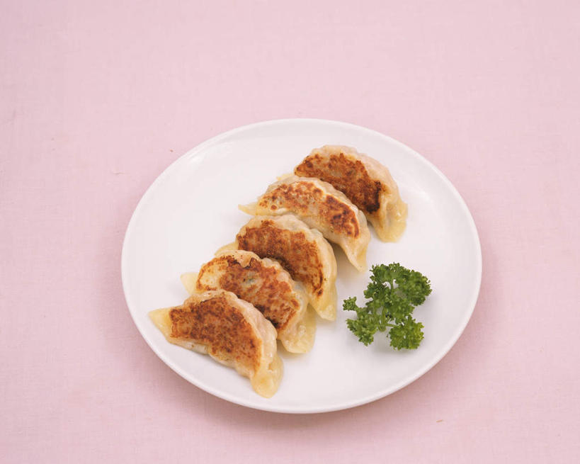 无人,横图,俯视,室内,特写,白天,烹饪,餐桌,桌子,蔬菜,餐具,五个,许多,阴影,粉色背景,新鲜,光线,布料,碟子,盘,影子,油炸,油炸食品,料理,食品,锅贴,煎饺,布纹,菜肴,美食,桌布,食物,一个,盘子,餐巾,碟,台布,中式,摄影,佳肴,有机食品,绿色食品,影棚,单个,餐台,迷迭香,海洋之露,进餐用具,烹调用具,彩图,高角度拍摄,影棚拍摄,拍摄