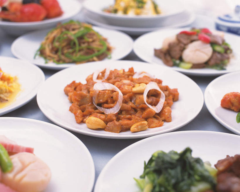 无人,横图,俯视,室内,特写,白天,烹饪,餐桌,桌子,餐具,许多,阴影,光线,布料,碟子,盘,影子,葱,肉,牛肉,料理,食品,坚果,布纹,菜肴,美食,肉类,桌布,盘子,餐巾,碟,台布,干果,中式,佳肴,餐台,腰果,肉食,鸡腰果,介寿果,进餐用具,烹调用具,彩图,高角度拍摄