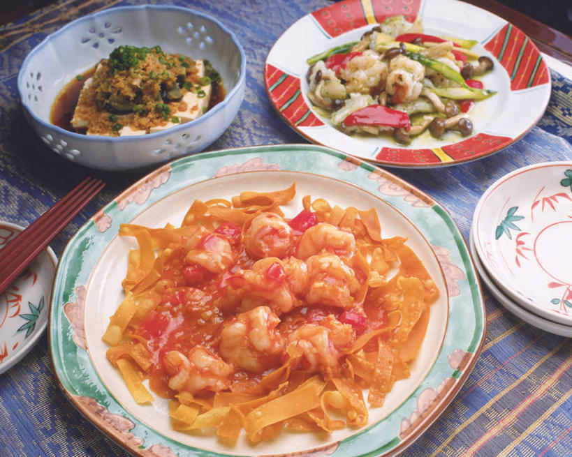 面食,面条,肉松,豆腐,无人,横图,俯视,室内,特写,白天,烹饪,餐桌,筷子,桌子,辣椒,蔬菜,餐具,许多,阴影,光线,布料,碟子,盘,影子,葱,菌菇,青葱,面,虾仁,料理,食品,布纹,两双,文化,传统,菜肴,美食,桌布,盘子,餐巾,碟,台布,中式,佳肴,餐台,礼节,礼仪,辣角,红海椒,大椒,辣虎,广椒,进餐用具,烹调用具,辣子,红辣椒,海椒,番椒,彩图,高角度拍摄