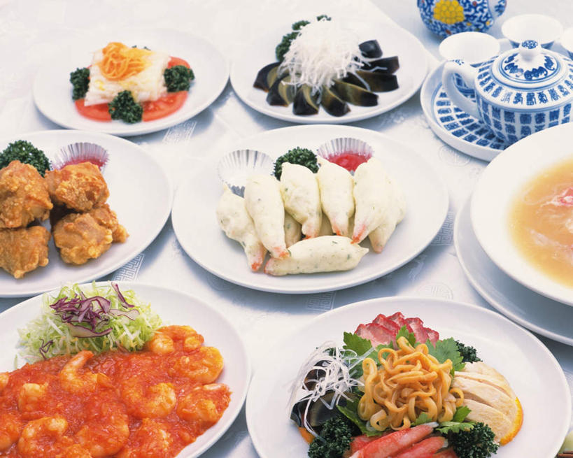 无人,横图,俯视,室内,特写,白天,烹饪,餐桌,桌子,红薯,萝卜,胡萝卜,西红柿,餐具,许多,阴影,光线,布料,影子,蛋,调料,鸡蛋,鸡肉,肉,虾,油炸,料理,食品,调味品,调味料,布纹,鸡腿,萝卜丝,皮蛋,菜肴,美食,肉类,桌布,两个,三个,餐巾,茶壶,容器,台布,中式,佳肴,餐台,虾肉,肉食,草鸡蛋,茶杯,进餐用具,烹调用具,山芋,红萝卜,甘荀,甘薯,番薯,番茄,地瓜,彩图,高角度拍摄