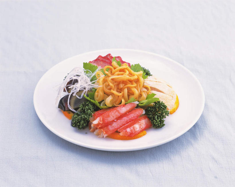 面食,面条,蟹,无人,横图,俯视,室内,特写,白天,白色背景,烹饪,餐桌,桌子,萝卜,胡萝卜,餐具,阴影,光线,螃蟹,布料,碟子,盘,影子,菌菇,香菇,面,料理,食品,蟹肉,菌类,布纹,萝卜丝,皮蛋,菜肴,美食,桌布,一个,盘子,餐巾,碟,台布,中式,食用菌,摄影,佳肴,影棚,单个,餐台,迷迭香,海洋之露,进餐用具,烹调用具,红萝卜,甘荀,彩图,高角度拍摄,影棚拍摄,拍摄