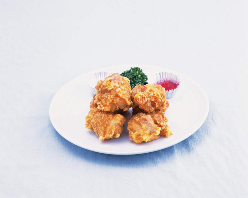 无人,横图,俯视,室内,特写,白天,白色背景,烹饪,餐桌,桌子,餐具,阴影,光线,布料,碟子,盘,影子,调料,鸡肉,肉,油炸,油炸食品,料理,食品,调味品,调味料,布纹,鸡腿,菜肴,美食,肉类,桌布,一个,盘子,餐巾,碟,台布,中式,摄影,佳肴,影棚,单个,餐台,迷迭香,炸鸡,肉食,海洋之露,进餐用具,烹调用具,彩图,高角度拍摄,影棚拍摄,拍摄