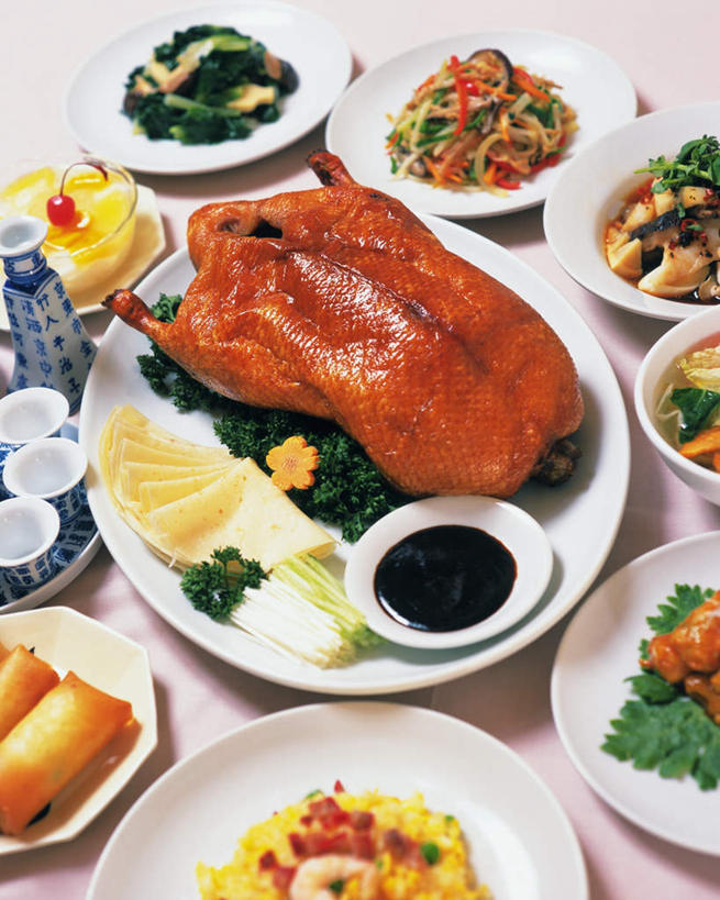 点心,烤鸭,无人,竖图,俯视,室内,特写,白天,烹饪,餐桌,桌子,芒果,樱桃,萝卜,胡萝卜,蔬菜,餐具,许多,阴影,光线,布料,碟子,盘,影子,葱,青葱,调料,料理,食品,面点,调味品,调味料,布纹,饼,春卷,菜肴,美食,桌布,食物,三个,盘子,餐巾,茶壶,碟,台布,中式,佳肴,餐台,银耳,薄饼,水果羹,北京烤鸭,春饼,茶杯,进餐用具,烹调用具,樱珠,莺桃,英桃,楔桃,望果,牛桃,蜜望,檬果,闷果,漭果,杧果,荆桃,庵波罗果,红萝卜,甘荀,彩图,高角度拍摄