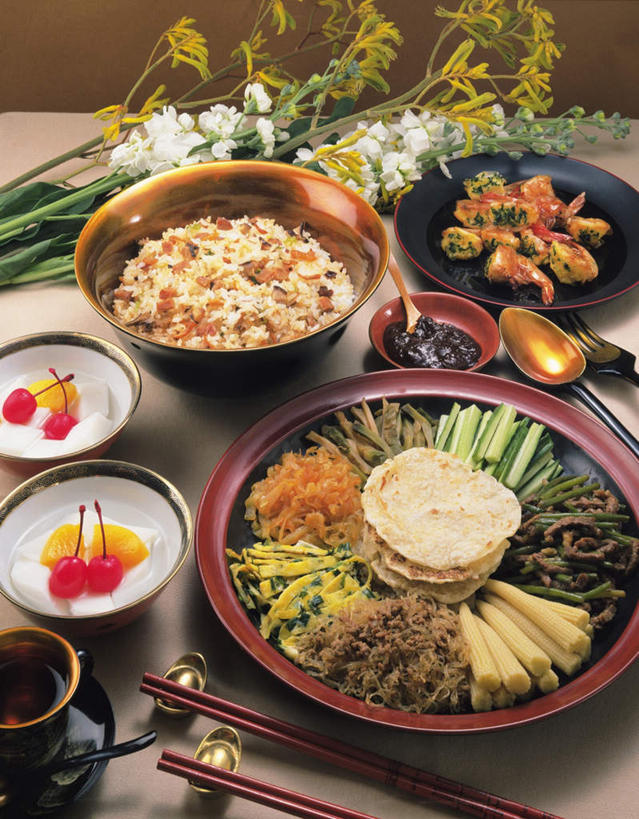 无人,竖图,俯视,室内,特写,白天,烹饪,餐桌,筷子,桌子,海蜇,梨,芒果,樱桃,黄瓜,杯子,餐具,五个,许多,阴影,盛开,光线,布料,叉子,碟子,盘,影子,勺子,炒饭,蛋,蛋皮,调料,鸡蛋,虾,料理,食品,筷托,调味品,两把,调味料,花蕾,布纹,两双,文化,传统,肉丝,饼,菜肴,美食,桌布,花,花瓣,花朵,鲜花,两个,三个,一个,盘子,餐巾,调羹,碟,台布,汤匙,碗,花苞,花蕊,中式,香梨,佳肴,单个,餐台,礼节,虾肉,礼仪,灯笼花,草鸡蛋,肉丁,茶杯,进餐用具,烹调用具,樱珠,莺桃,英桃,楔桃,望果,生梨,牛桃,蜜望,檬果,闷果,漭果,杧果,荆桃,庵波罗果,青瓜,胡瓜,彩图,高角度拍摄