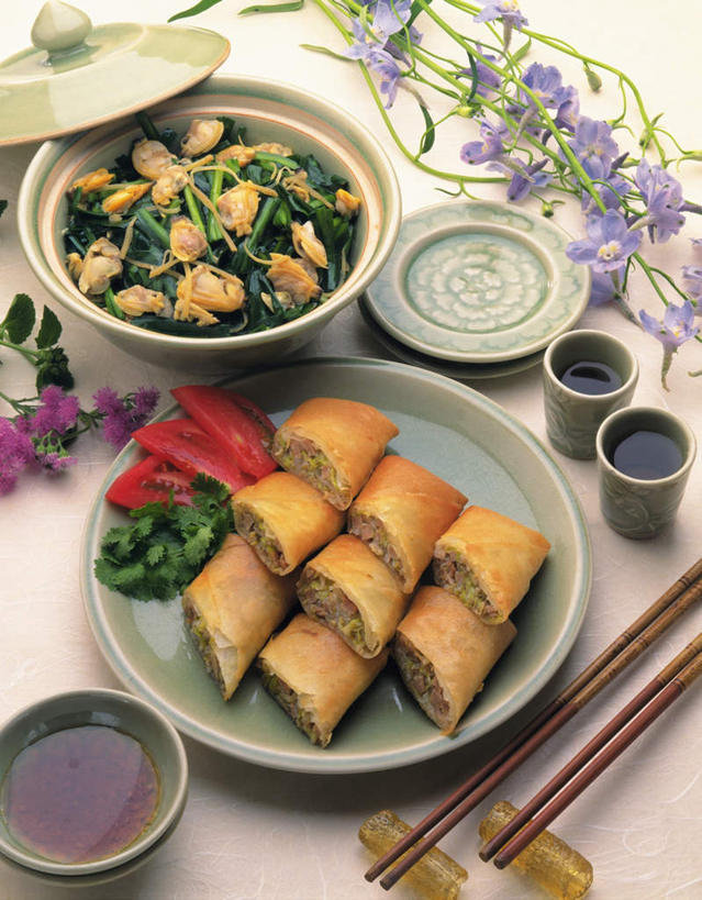 点心,海鲜,无人,竖图,俯视,室内,特写,白天,烹饪,餐桌,筷子,桌子,蔬菜,西红柿,杯子,餐具,阴影,新鲜,盛开,光线,布料,碟子,盘,影子,韭菜,调料,料理,食品,面点,筷托,调味品,调味料,花蕾,布纹,两双,文化,传统,蛤蜊,水产,春卷,菜肴,美食,海洋生物,桌布,花,花瓣,花朵,鲜花,食物,两个,紫色,盘子,餐巾,容器,水杯,碟,台布,碗,花苞,花蕊,中式,蛤,佳肴,有机食品,绿色食品,餐台,礼节,水生动物,薄饼,海产品,礼仪,水生物,起阳草,海底动物,蛤仔,韭,山韭,长生韭,春饼,茶杯,进餐用具,烹调用具,番茄,彩图,高角度拍摄