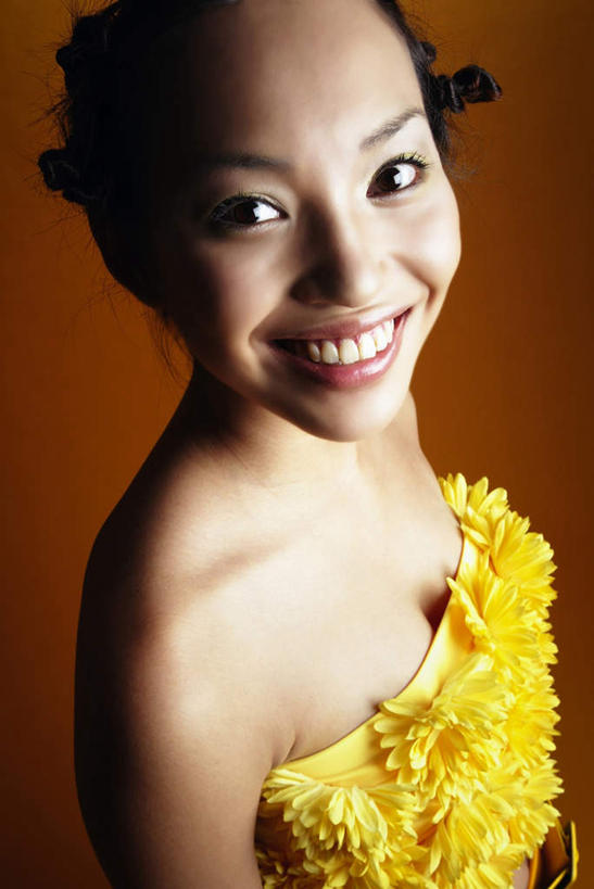 东方人,一个人,站,笑,微笑,露齿笑,竖图,俯视,室内,白天,裙子,快乐,亚洲,仅一个年轻女性,仅一个女性,仅一个人,黄色背景,连衣裙,欢呼,注视,黄种人,黄色,抹胸,观察,看,站着,辫子,摄影,影棚,观看,察看,关注,拉拉队,抹胸裙,年轻女性,女人,女性,亚洲人,站立,半身,彩图,高角度拍摄,影棚拍摄,开心,拍摄