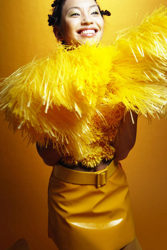 东方人,一个人,站,笑,微笑,露齿笑,竖图,室内,白天,正面,裙子,快乐,亚洲,仅一个年轻女性,仅一个女性,仅一个人,黄色背景,连衣裙,欢呼,注视,黄种人,抹胸,观察,看,站着,辫子,摄影,影棚,观看,察看,关注,拉拉队,抹胸裙,拉拉花,拉拉球,啦啦花,啦啦球,年轻女性,女人,女性,亚洲人,站立,半身,彩图,影棚拍摄,开心,拍摄