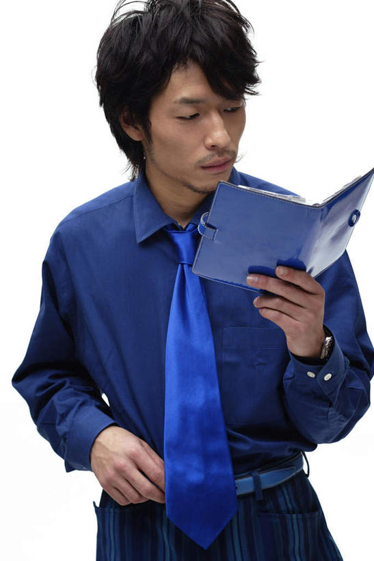 东方人,一个人,竖图,室内,白天,白色背景,正面,衬衫,书籍,亚洲,仅一个男性,仅一个人,服装,手表,领带,黄种人,仅一个年轻男性,衣服,蓝色,摄影,服饰,影棚,象征,衣着,庄重,穿着,身份,正式,地位,衣饰,男人,男性,年轻男性,亚洲人,书,图书,半身,彩图,影棚拍摄,衬衣,拍摄