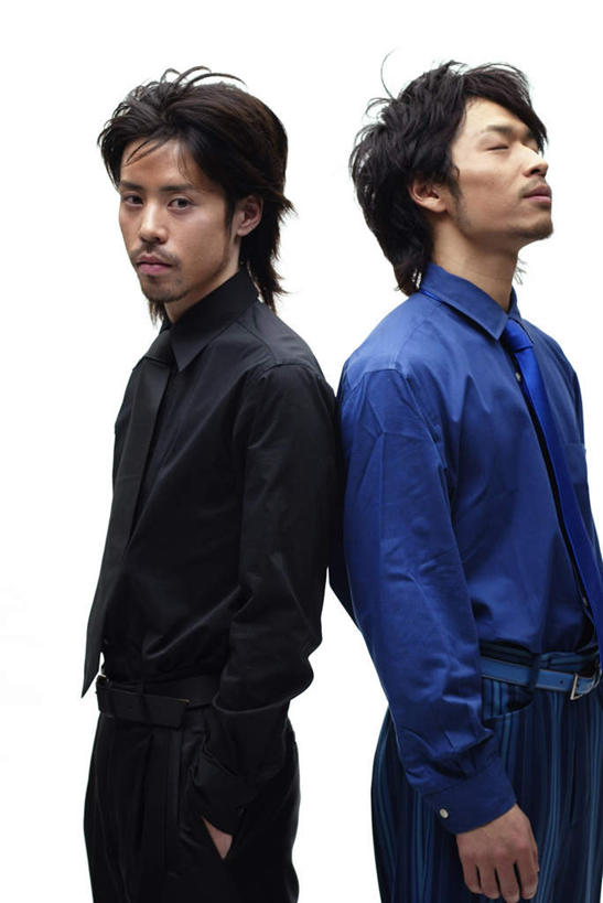 东方人,胡须,两个人,伙伴,朋友,站,闭眼,竖图,室内,白天,白色背景,侧面,衬衫,友谊,安全,亚洲,服装,领带,依靠,黄种人,衣服,蓝色,黑色,倚靠,站着,背靠背,背对背,摄影,服饰,影棚,严肃,象征,衣着,庄重,穿着,身份,正式,地位,衣饰,信任,友情,男人,男性,年轻男性,亚洲人,胡子,络腮胡,闭眼睛,闭着眼,闭着眼睛,站立,半身,彩图,影棚拍摄,衬衣,拍摄