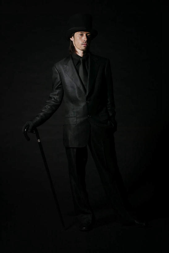 东方人,胡须,一个人,魔术师,站,竖图,室内,白天,正面,西装,帽子,亚洲,仅一个男性,仅一个人,黑色背景,套装,正装,注视,职业装,礼帽,黄种人,仅一个年轻男性,观察,看,站着,摄影,影棚,拐杖,观看,察看,魔术,变戏法,关注,男人,男性,年轻男性,亚洲人,胡子,络腮胡,魔术大师,站立,半身,彩图,影棚拍摄,拍摄