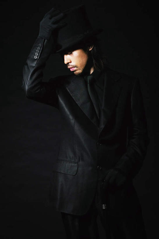 东方人,胡须,一个人,魔术师,站,闭眼,竖图,室内,白天,侧面,西装,帽子,亚洲,仅一个男性,仅一个人,黑色背景,套装,正装,职业装,礼帽,黄种人,仅一个年轻男性,站着,摄影,影棚,魔术,变戏法,男人,男性,年轻男性,亚洲人,胡子,络腮胡,魔术大师,闭眼睛,闭着眼,闭着眼睛,站立,半身,彩图,影棚拍摄,拍摄