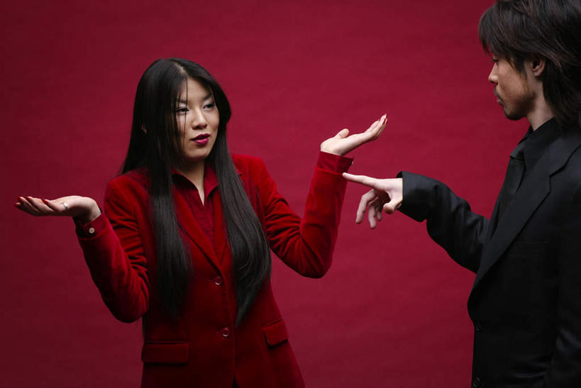 东方人,胡须,两个人,站,伸展双臂,横图,室内,白天,正面,爱情,亚洲,指,红色背景,服装,浪漫,注视,黄种人,方向,衣服,观察,看,手势,双手摊开,站着,温暖,温馨,恩爱,无辜,无奈,恋人,摄影,服饰,影棚,观看,遗憾,烦恼,和睦,察看,指向,衣着,穿着,关注,可惜,无计可施,惋惜,怜惜,无语,衣饰,男人,男性,年轻男性,年轻女性,女人,女性,亚洲人,胡子,络腮胡,情侣,敞开双臂,伸开双臂,展开双肩,站立,张开手臂,张开双臂,半身,彩图,影棚拍摄,拍摄,伴侣,融洽