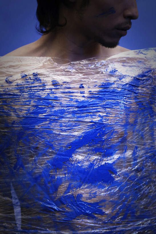 东方人,胡须,一个人,竖图,室内,特写,白天,正面,亚洲,仅一个男性,仅一个人,蓝色背景,黄种人,裸露,仅一个年轻男性,蓝色,摄影,影棚,赤裸,捆绑,胶带,颜料,束缚,限制,裸,约束,男人,男性,年轻男性,亚洲人,胡子,络腮胡,半身,彩图,影棚拍摄,拍摄