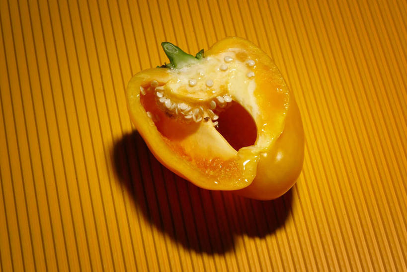 无人,横图,俯视,室内,特写,白天,桌面,桌子,辣椒,蔬菜,许多,切开,阴影,黄色背景,新鲜,反射,影子,辣椒籽,食品,食物,一个,黄色,切,摄影,有机食品,绿色食品,影棚,单个,剖面,彩椒,切面,甜椒,柿子椒,辣子,灯笼椒,彩图,高角度拍摄,影棚拍摄,拍摄