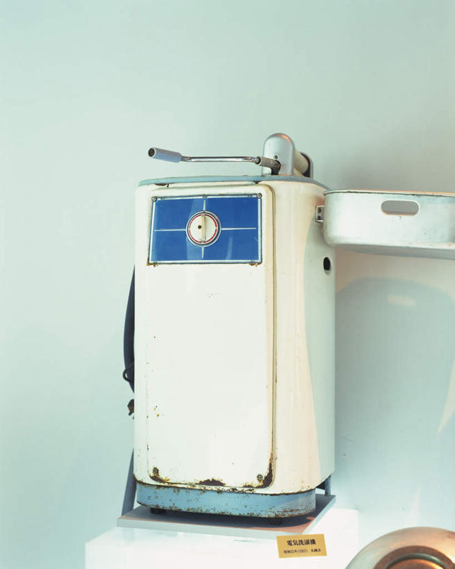 无人,竖图,室内,特写,白天,正面,静物,古老,陈旧,标签,电器,墙,古典,墙壁,墙面,白色,打开,洗衣机,铁锈,一台,家电,家用电器,开启,古旧,清洗,洗涤,彩图