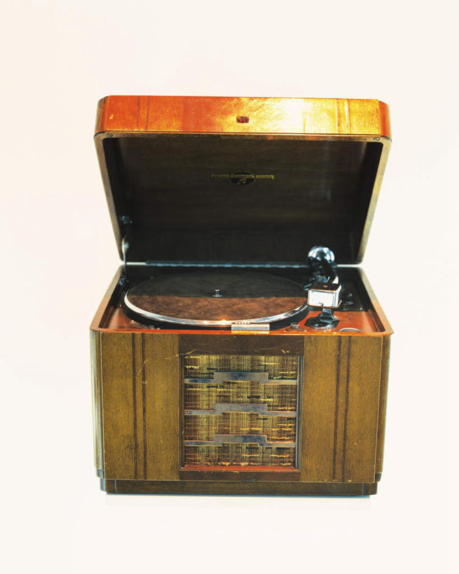 无人,竖图,室内,特写,白天,白色背景,正面,陶醉,快乐,静物,古老,陈旧,木制,古典,音乐,音乐播放器,木制品,享受,摄影,影棚,家用电器,古旧,留声机,唱片机,彩图,影棚拍摄,拍摄,播放器,沉醉